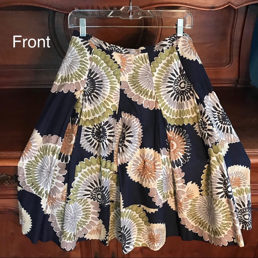 BCBG Size 6 fine cotton pleated above knee skirt
